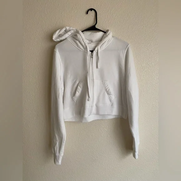 Crop top sales hoodie hollister